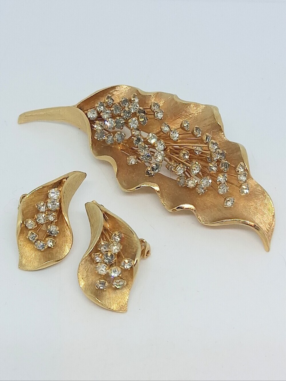 * Vintage Brushed Gold Tone & Rhinestones Leaf Pin Brooch & Clip On Earrings Set